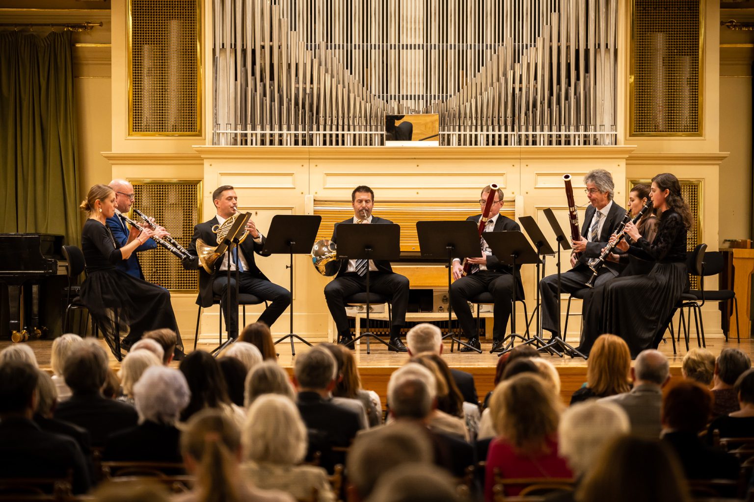 Komorně v Besedním domě: Salieri a jeho žáci, 12. listopadu 2025, Besední dům – Catherine Zatloukalová, Zdeněk Nádeníček, Petr Chomoucký, Karel Hofmann, Jozef Makarovič, Jiří Jakubec, Věra Drápelová a Jana Dvořáková (foto Jakub Joch)