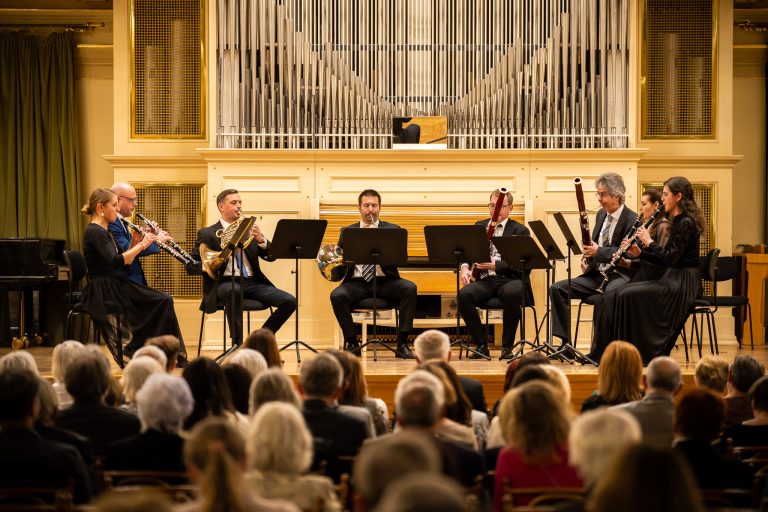 Komorně v Besedním domě: Salieri a jeho žáci, 12. listopadu 2025, Besední dům – Catherine Zatloukalová, Zdeněk Nádeníček, Petr Chomoucký, Karel Hofmann, Jozef Makarovič, Jiří Jakubec, Věra Drápelová a Jana Dvořáková (foto Jakub Joch)