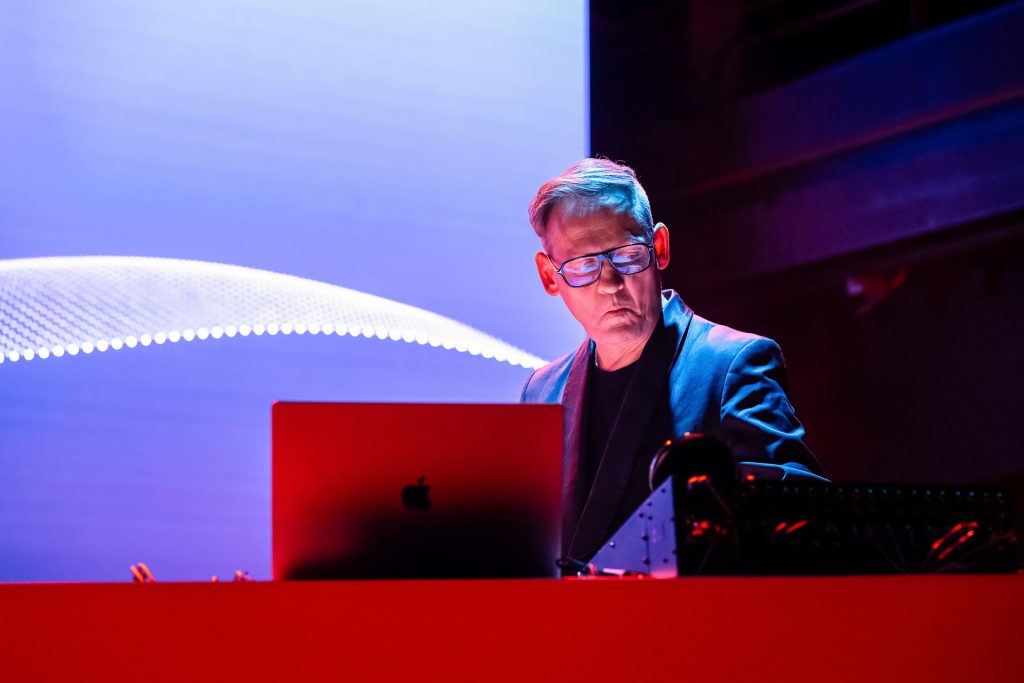 Prague Sounds Festival: Alva Noto & Fennesz, 3. listopadu 2025, ARCHA+ – Alva Noto (foto Petra Hajská)