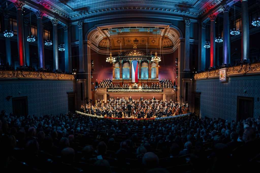 Česká filharmonie: Koncert pro svobodu a demokracii, 16. listopadu 2025, Rudolfinum, Dvořákova síň – Sakari Oramo, Česká filharmonie, Lucy Crowe, Okka von der Damerau a Pražský filharmonický sbor (zdroj Česká filharmonie)