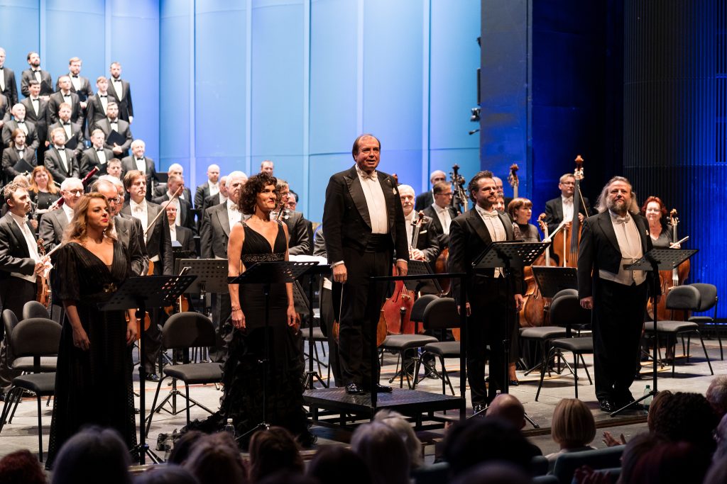 Filharmonie Brno: Stabat mater, 27. listopadu 2025, Janáčkovo divadlo, Brno – Jana Sibera, Václava Krejčí Housková, Leoš Svárovský, Peter Berger, Jozef Benci, Filharmonie Brno a Český filharmonický sbor Brno (foto Jan Prokopius)