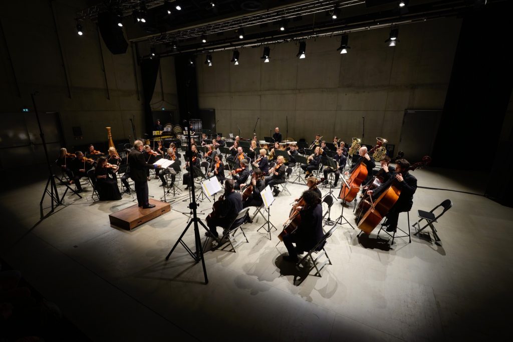 Zásadní Ostrava – New York: Petr Kotík, Prague Philharmonia, 21. listopadu 2025, DOX+, Praha (zdroj Ostravské centrum nové hudby, foto Karel Šuster)
