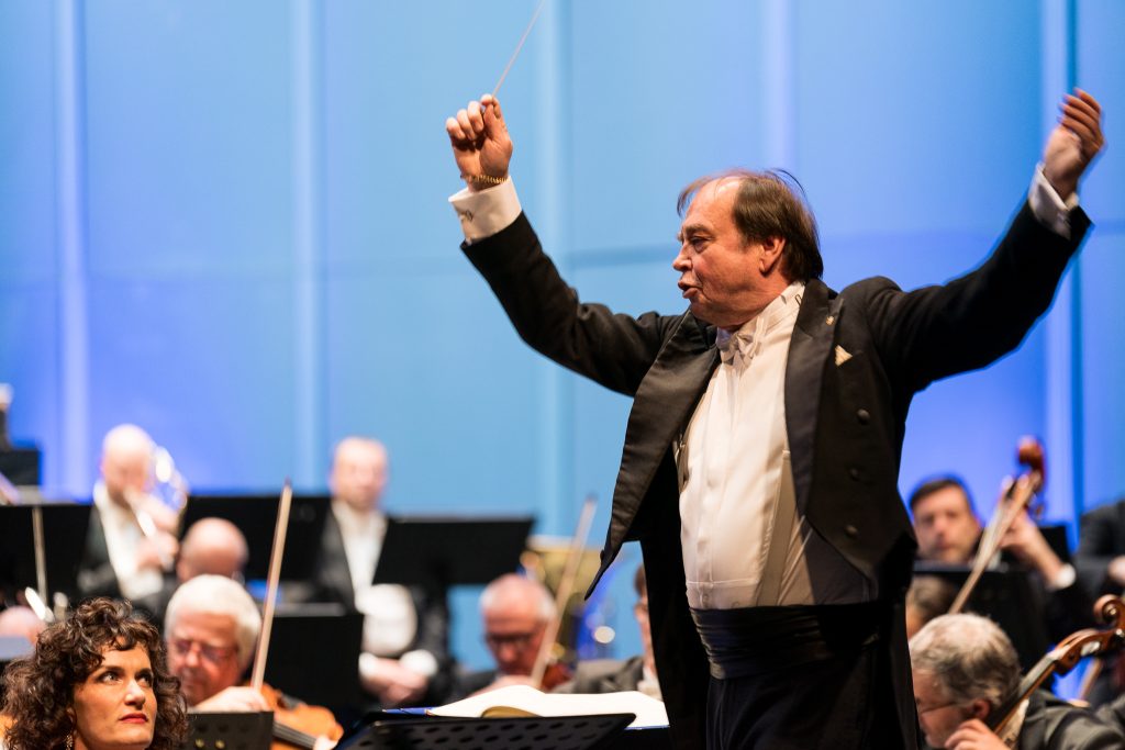 Filharmonie Brno: Stabat mater, 27. listopadu 2025, Janáčkovo divadlo, Brno – Václava Krejčí Housková, Leoš Svárovský a Filharmonie Brno (foto Jan Prokopius)
