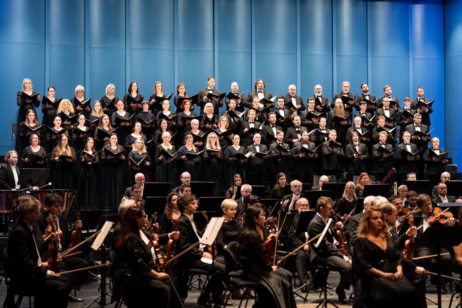 Filharmonie Brno: Stabat mater, 27. listopadu 2025, Janáčkovo divadlo, Brno – Jana Sibera, Filharmonie Brno a Český filharmonický sbor Brno (foto Jan Prokopius)