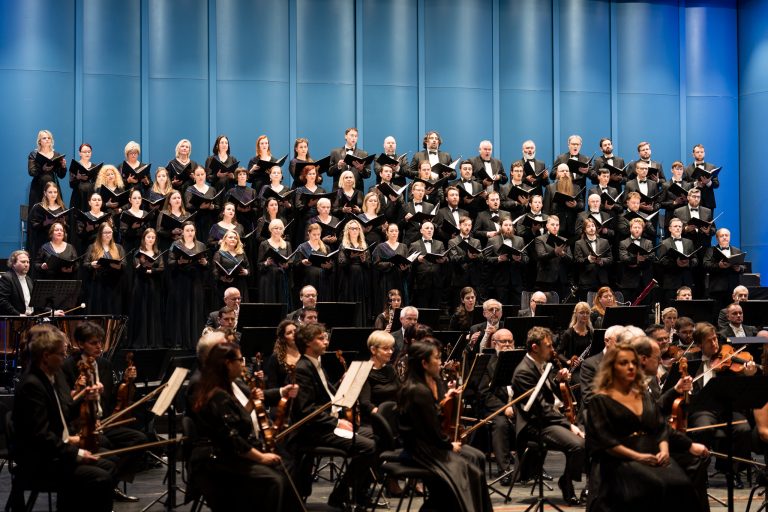 Filharmonie Brno: Stabat mater, 27. listopadu 2025, Janáčkovo divadlo, Brno – Jana Sibera, Filharmonie Brno a Český filharmonický sbor Brno (foto Jan Prokopius)