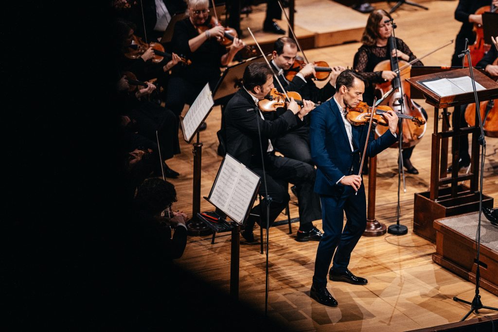 Symfonický orchestr Českého rozhlasu: Andris Poga a Čajkovského Patetická, 24. listopadu 2025, Dvořákova síň, Rudolfinum – Linus Roth (foto Matěj Komár)