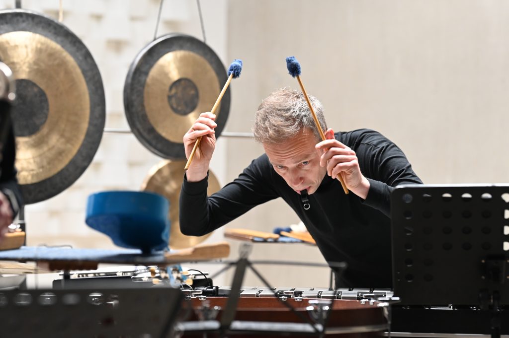 Hudební soušasnost: Kwartludium IN TOUCH, 6. listopadu 2025, Komorní sál Fakulty umění Ostravské univerzity – Paweł Nowick (foto Jan Niederle)