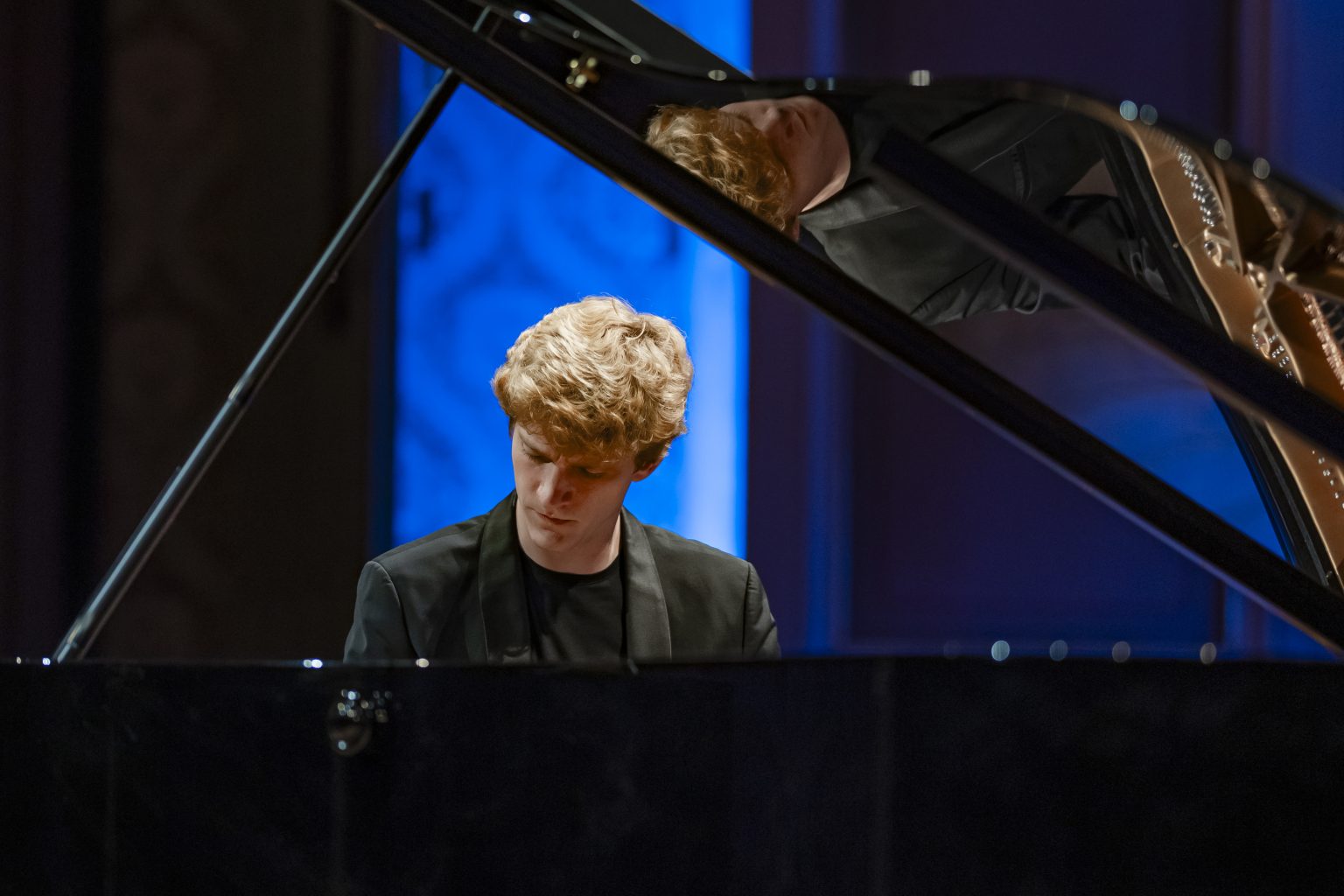 Klavírní festival Rudolfa Firkušného – Jan Lisiecki 8. listopadu 2025, Dvořákova síň, Rudolfinum, Praha – Jan Lisiecki (foto Václav Hodina)