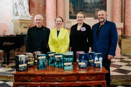 Křest souborné edice korespondence Bohuslava Martinů, 12. listopadu 2025, Kaple Božího Těla v Uměleckém centru Univerzity Palackého v Olomouci – Vít Zouhar, Gabriela Žatková, Gabriela Coufalová a Jaromír Synek (zdroj Blanka Hrubá)