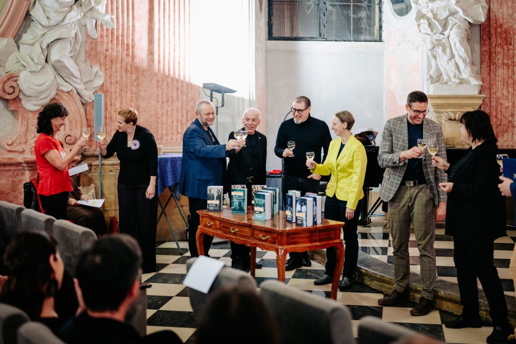 Křest souborné edice korespondence Bohuslava Martinů, 12. listopadu 2025, Kaple Božího Těla v Uměleckém centru Univerzity Palackého v Olomouci – Anna Petříková, Gabriela Coufalová, Jaromír Synek, Vít Zouhar, Aleš Prstek, Gabriela Žatková, Vojtech Regec a Monika Holá (zdroj Blanka Hrubá)