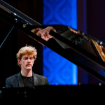 Klavírní festival Rudolfa Firkušného – Jan Lisiecki 8. listopadu 2025, Dvořákova síň, Rudolfinum, Praha – Jan Lisiecki (foto Václav Hodina)