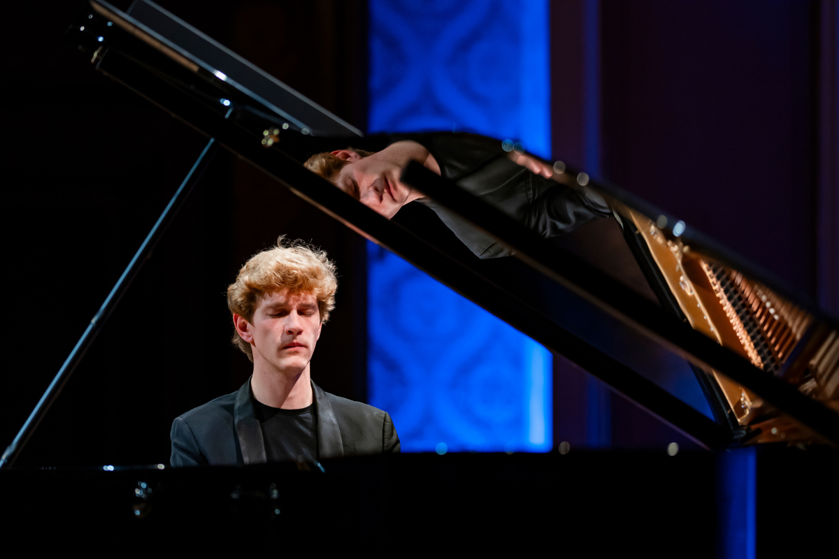 Klavírní festival Rudolfa Firkušného – Jan Lisiecki 8. listopadu 2025, Dvořákova síň, Rudolfinum, Praha – Jan Lisiecki (foto Václav Hodina)