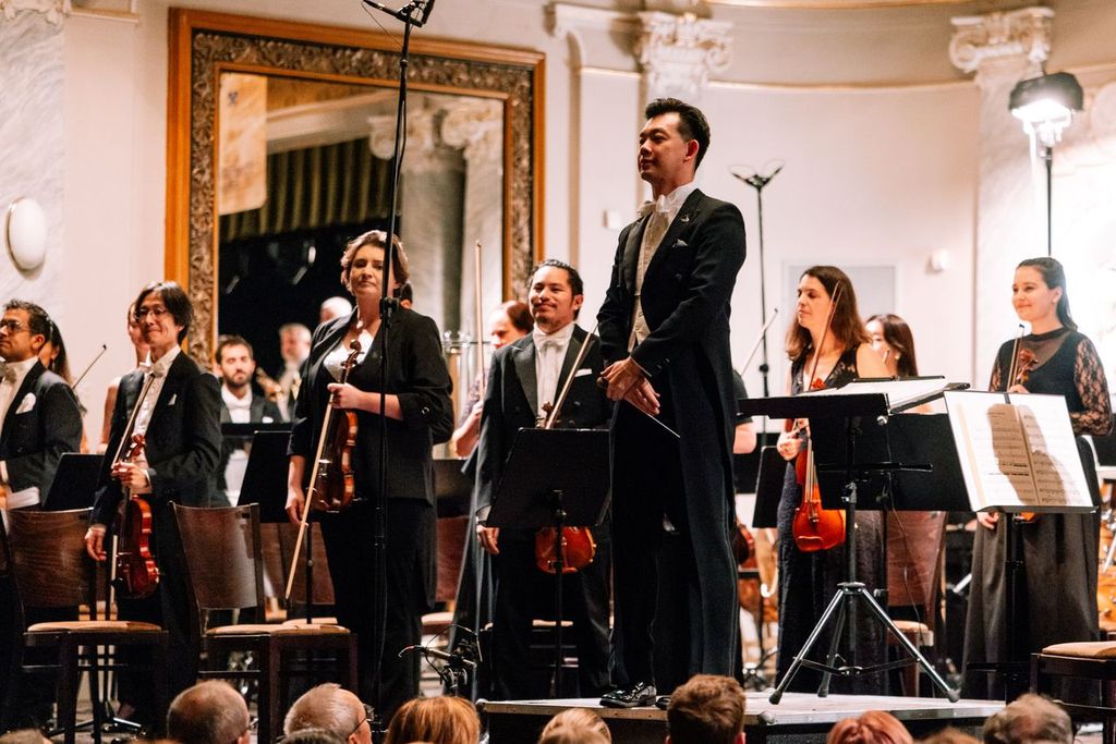 Fantastická symfonie & Wiesner & Iwasaki, 20. listopadu 2025, Měšťanská beseda, Plzeň – Chuhei Iwasaki a Plzeňská filharmonie (foto Ondřej Pastor)