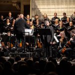 Arvo Pärt 90 &Tigran Mansurjan, 6. listopadu 2025, Besední dům, Brno – Filharmonie Brno a Aksel Daveyan (foto Jakub Joch)