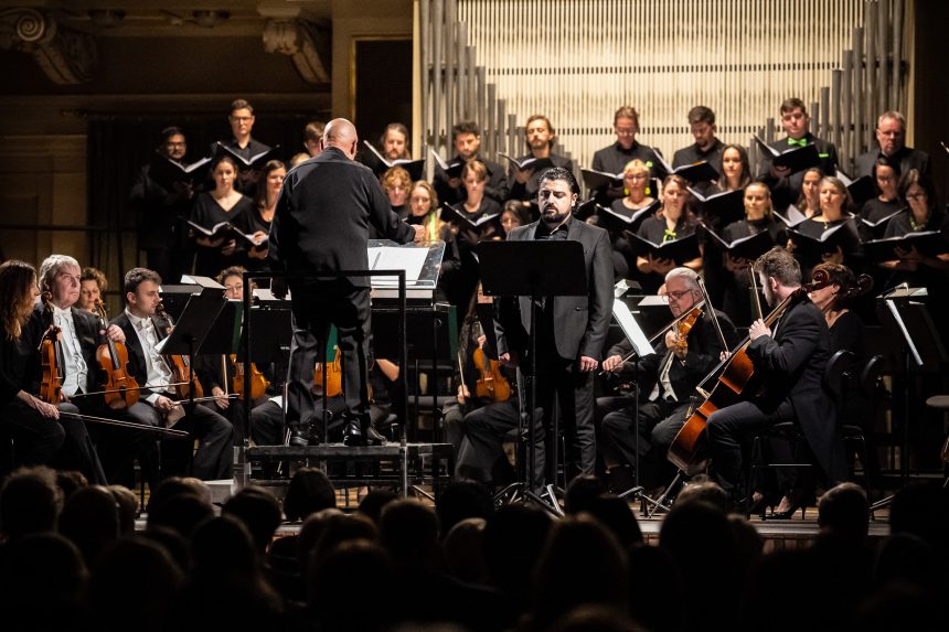 Arvo Pärt 90 &Tigran Mansurjan, 6. listopadu 2025, Besední dům, Brno – Filharmonie Brno a Aksel Daveyan (foto Jakub Joch)