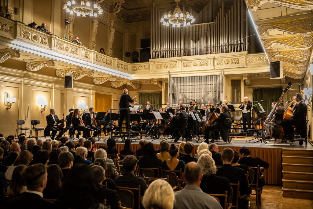 Arvo Pärt 90 &Tigran Mansurjan, 6. listopadu 2025, Besední dům, Brno – Filharmonie Brno a Dennis Russell Davies (foto Jakub Joch)