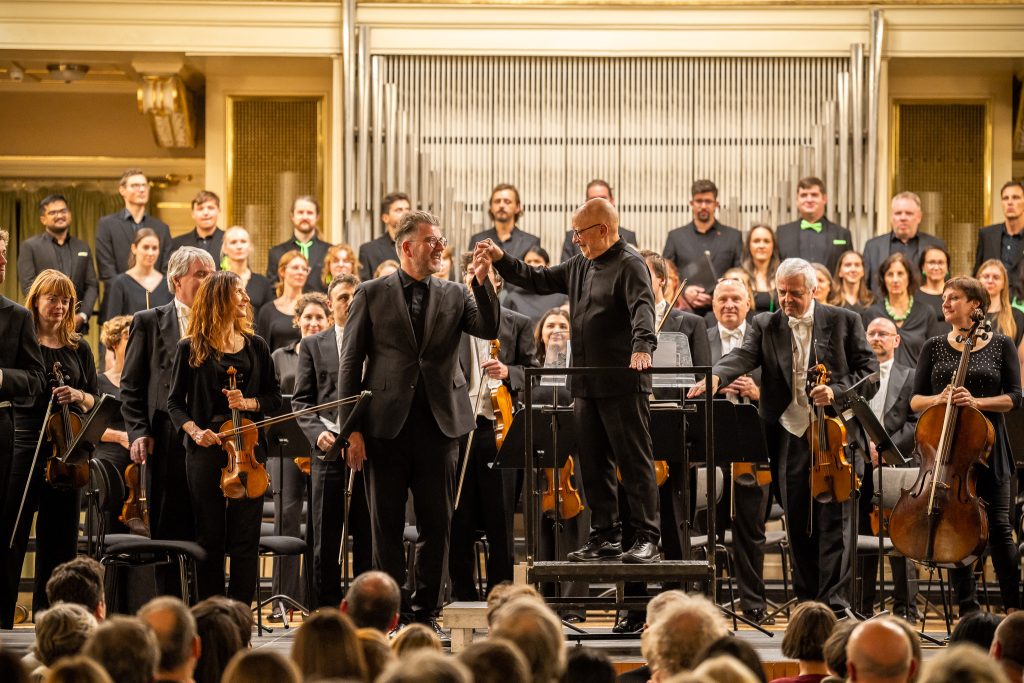 Arvo Pärt 90 &Tigran Mansurjan, 6. listopadu 2025, Besední dům, Brno – Filharmonie Brno a Dennis Russell Davies (foto Jakub Joch)