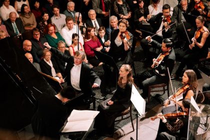 Fantastická symfonie & Wiesner & Iwasaki, 20. listopadu 2025, Měšťanská beseda, Plzeň – Daniel Wiesner a Plzeňská filharmonie (foto Ondřej Pastor)