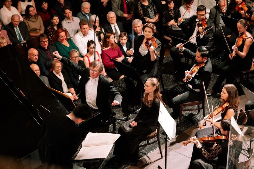 Fantastická symfonie & Wiesner & Iwasaki, 20. listopadu 2025, Měšťanská beseda, Plzeň – Daniel Wiesner a Plzeňská filharmonie (foto Ondřej Pastor)