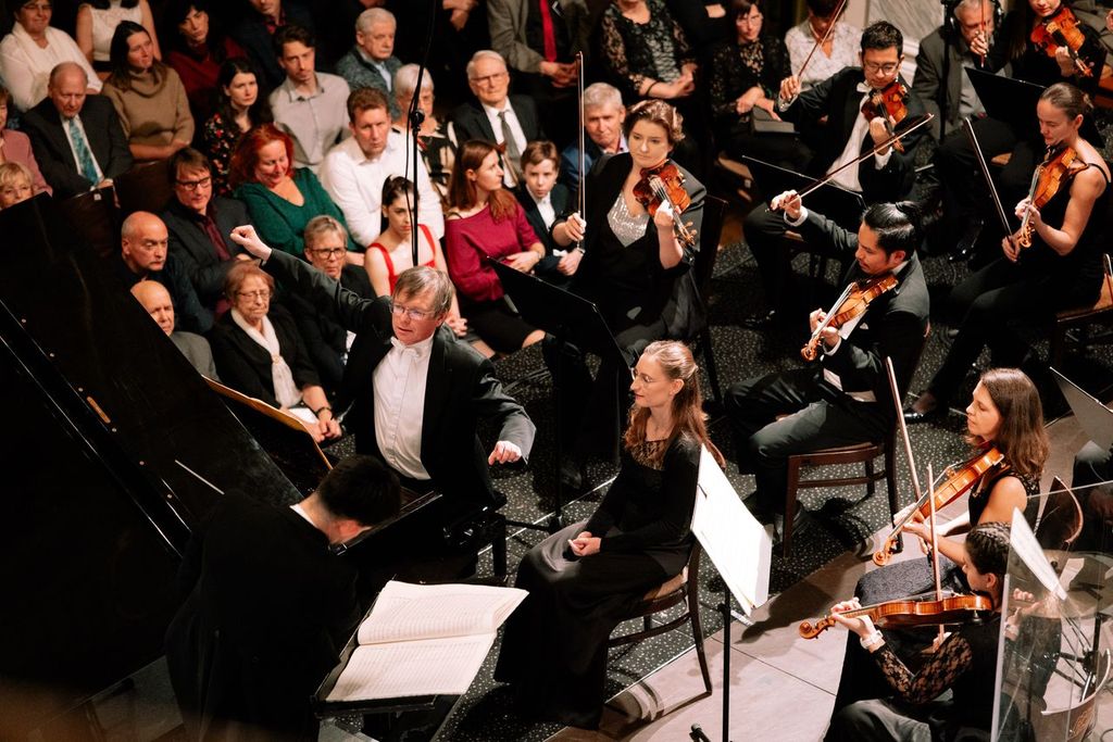 Fantastická symfonie & Wiesner & Iwasaki, 20. listopadu 2025, Měšťanská beseda, Plzeň – Daniel Wiesner a Plzeňská filharmonie (foto Ondřej Pastor)