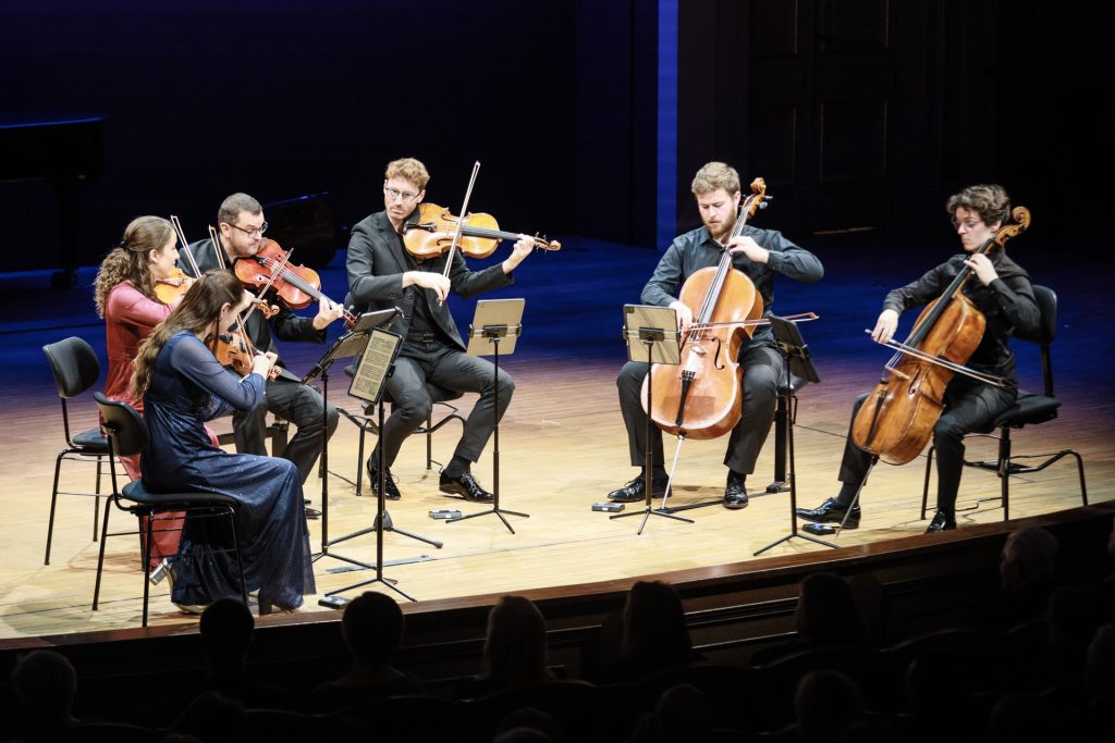 Český spolek pro komorní hudbu: Koncert k 10. výročí Akademie komorní hudby, 19. listopadu 2025, Rudolfinum, Dvořákova síň – Kukal Quartet, Jan Fišer a Vilém Vlček (foto Marek Novotný)