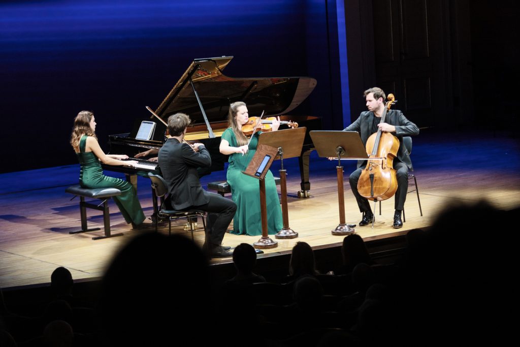 Český spolek pro komorní hudbu: Koncert k 10. výročí Akademie komorní hudby, 19. listopadu 2025, Rudolfinum, Dvořákova síň – Trio Incendio a Anežka Jiráčková (foto Marek Novotný)