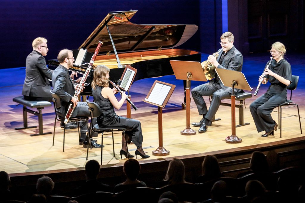 Český spolek pro komorní hudbu: Koncert k 10. výročí Akademie komorní hudby, 19. listopadu 2025, Rudolfinum, Dvořákova síň – Slavic Trio, Jakub Sládek a Přemysl Vojta (foto Marek Novotný)