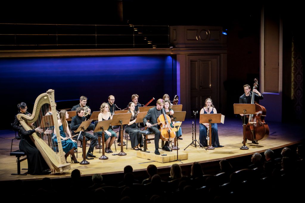 Český spolek pro komorní hudbu: Koncert k 10. výročí Akademie komorní hudby, 19. listopadu 2025, Rudolfinum, Dvořákova síň – Tomáš Jamník, lektoři, členové a absolventi Akademie komorní hudby a stipendisté nadace Villa Musica Rheinland-Pfalz (foto Marek Novotný)