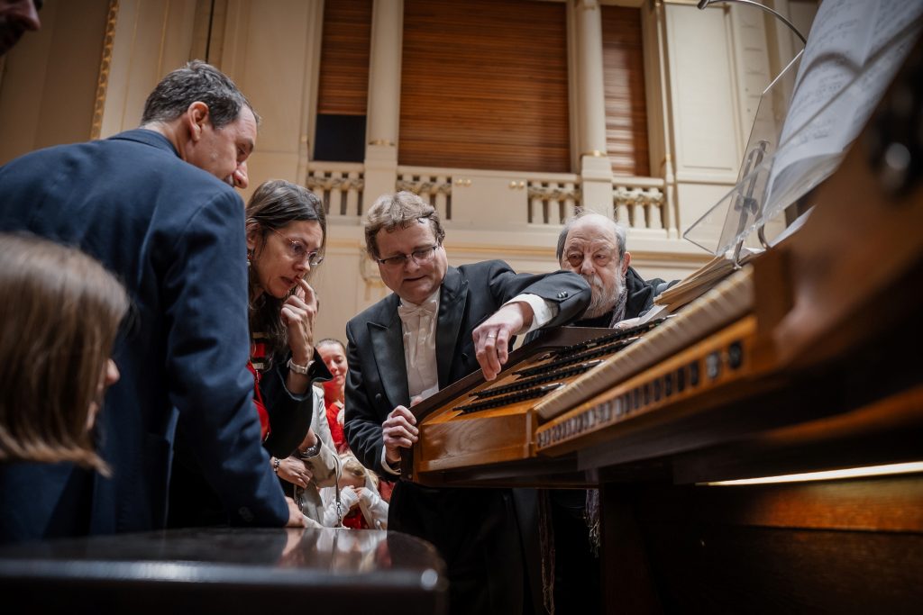 Vánoční příběh: Pavel Černý a návštěvníci koncertu, 6. prosince 2025, Smetanova síň, Obecní dům, Praha (zdroj Symfonický orchestr hl. m. Prahy FOK, foto Hana Görlichová)