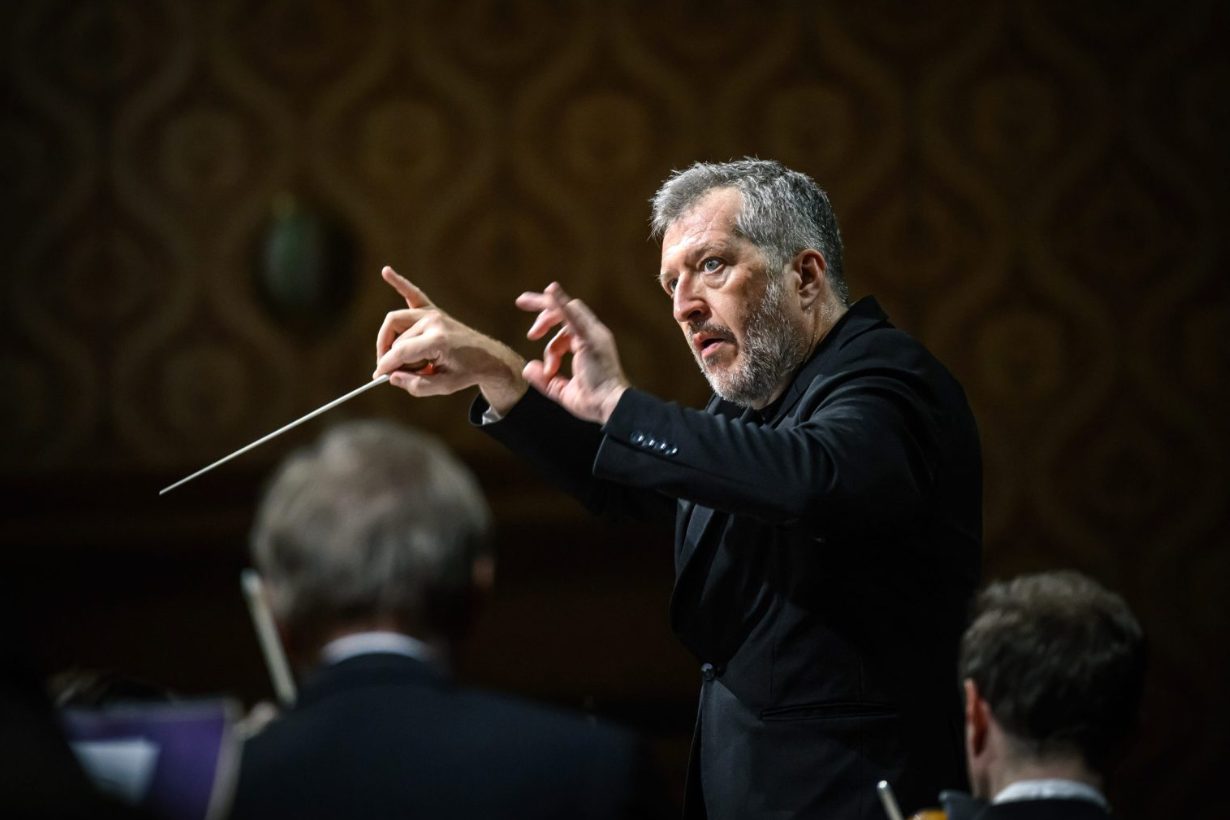 Česká filharmonie: Thomas Adès, 3. prosince 2025, Rudolfinum, Dvořákova síň – Thomas Adès a Česká filharmonie (foto Petra Hajská)