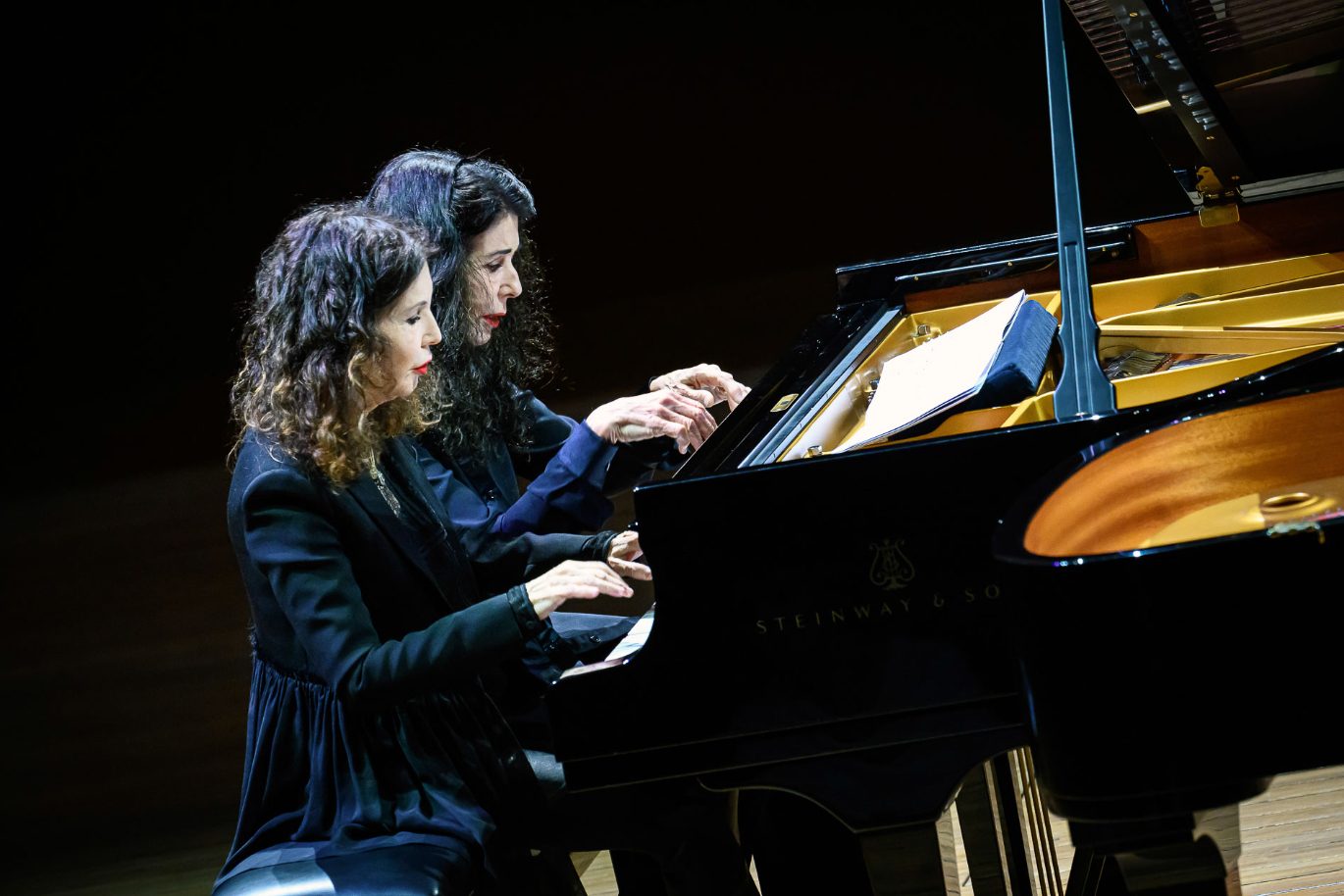 Symfonický orchestr hl. m. Prahy FOK: Katia & Marielle Labèque – Klavírní recitál, 29. listopadu 2025, Rudolfinum, Dvořákova síň (foto Petra Hajská)