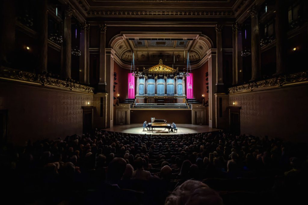 Symfonický orchestr hl. m. Prahy FOK: Katia & Marielle Labèque – Klavírní recitál, 29. listopadu 2025, Rudolfinum, Dvořákova síň (foto Petra Hajská)