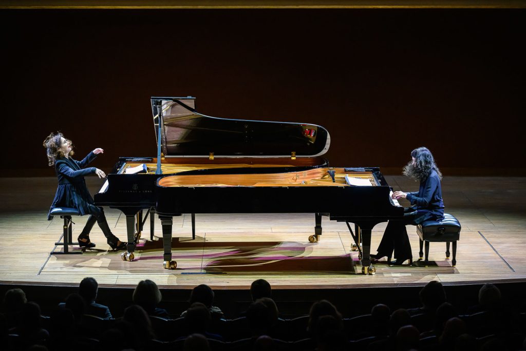 Symfonický orchestr hl. m. Prahy FOK: Katia & Marielle Labèque – Klavírní recitál, 29. listopadu 2025, Rudolfinum, Dvořákova síň (foto Petra Hajská)
