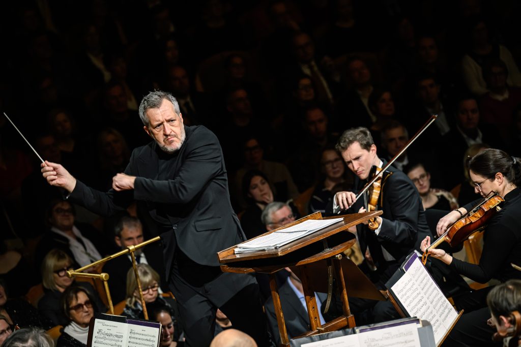 Česká filharmonie: Thomas Adès, 3. prosince 2025, Rudolfinum, Dvořákova síň – Thomas Adès a Česká filharmonie (foto Petra Hajská)