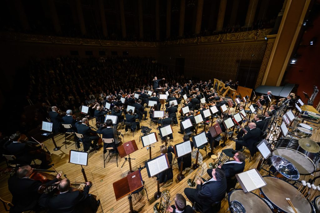 Česká filharmonie: Thomas Adès, 3. prosince 2025, Rudolfinum, Dvořákova síň – Thomas Adès a Česká filharmonie (foto Petra Hajská)