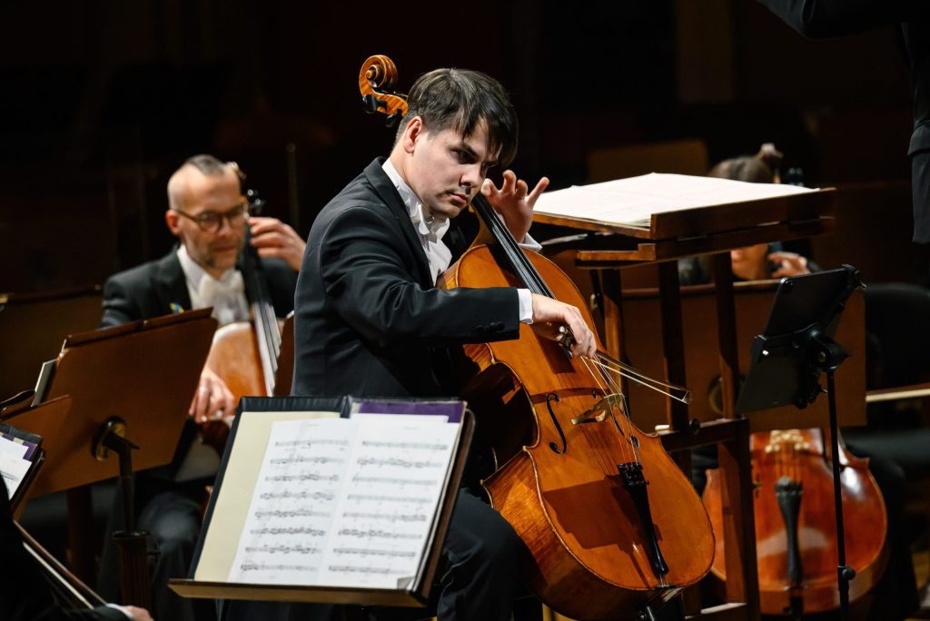 Česká filharmonie: Thomas Adès, 3. prosince 2025, Rudolfinum, Dvořákova síň – Václav Petr (foto Petra Hajská)