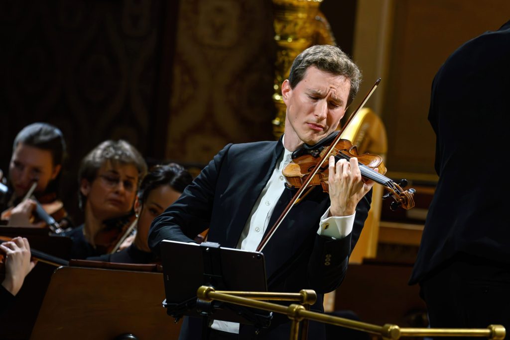 Česká filharmonie: Thomas Adès, 3. prosince 2025, Rudolfinum, Dvořákova síň – Josef Špaček (foto Petra Hajská)