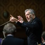 Česká filharmonie: Thomas Adès, 3. prosince 2025, Rudolfinum, Dvořákova síň – Thomas Adès a Česká filharmonie (foto Petra Hajská)