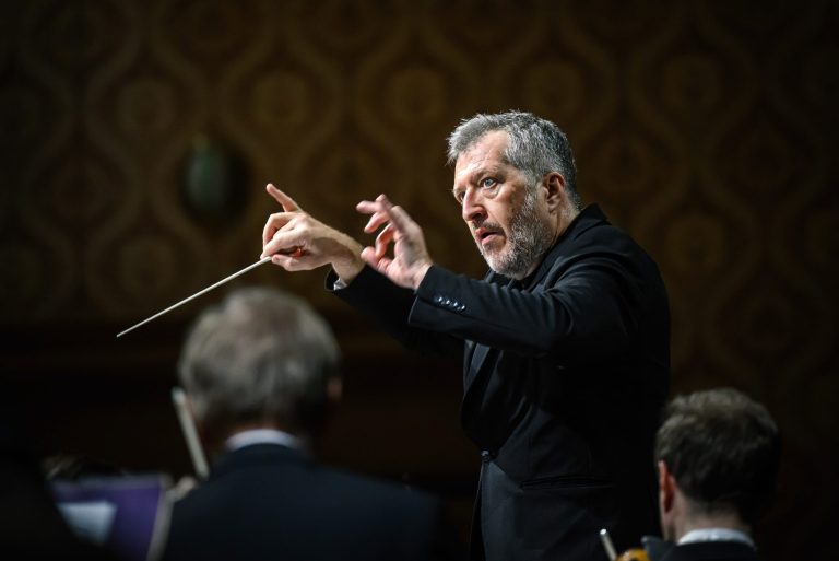 Česká filharmonie: Thomas Adès, 3. prosince 2025, Rudolfinum, Dvořákova síň – Thomas Adès a Česká filharmonie (foto Petra Hajská)