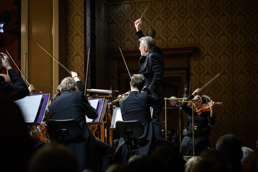 Česká filharmonie: Thomas Adès, 3. prosince 2025, Rudolfinum, Dvořákova síň – Thomas Adès a Česká filharmonie (foto Petra Hajská)