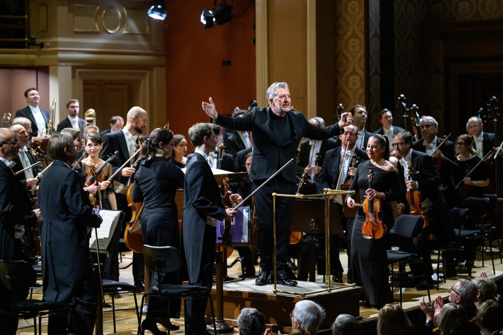 Česká filharmonie: Thomas Adès, 3. prosince 2025, Rudolfinum, Dvořákova síň – Thomas Adès a Česká filharmonie (foto Petra Hajská)