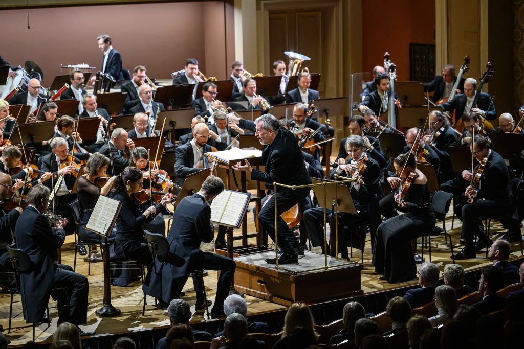 Česká filharmonie: Thomas Adès, 3. prosince 2025, Rudolfinum, Dvořákova síň – Thomas Adès a Česká filharmonie (foto Petra Hajská)