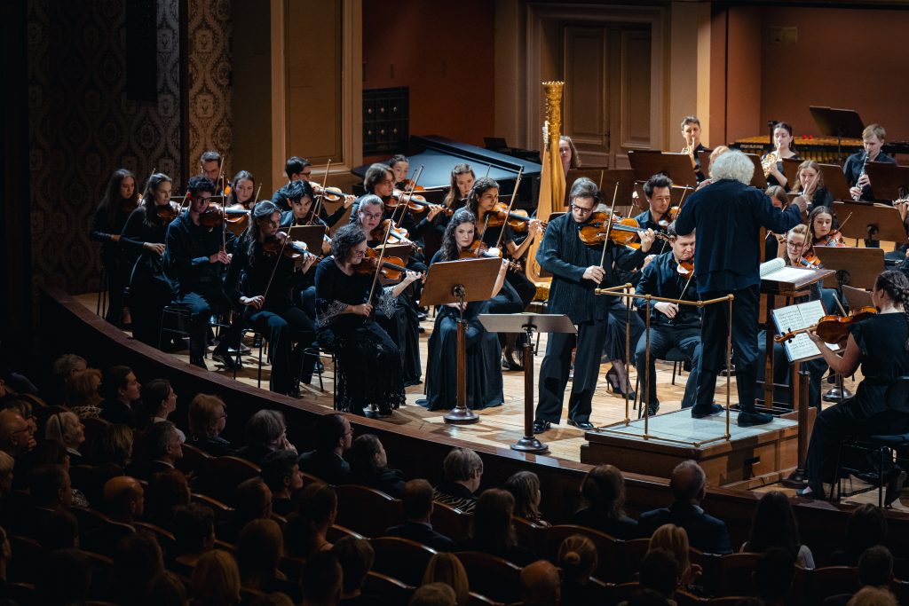 Česká filharmonie: Simon Rattle, 10. prosince 2025, Dvořákova síň, Rudolfinum – Amihai Grosz, Sir Simon Rattle a Česká studentská filharmonie (foto Petr Chodura)