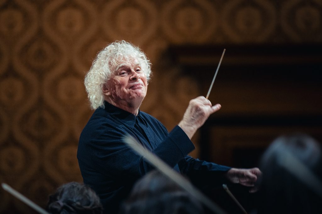 Česká filharmonie: Simon Rattle, 10. prosince 2025, Dvořákova síň, Rudolfinum (foto Petr Chodura)