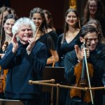 Česká filharmonie: Simon Rattle, 10. prosince 2025, Dvořákova síň, Rudolfinum – Sir Simon Rattle, Amihai Grosz a Česká studentská filharmonie (foto Petr Chodura)