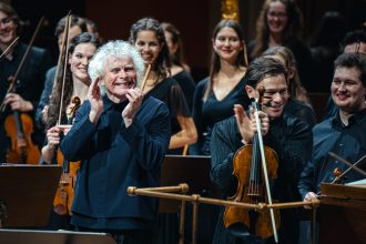 Česká filharmonie: Simon Rattle, 10. prosince 2025, Dvořákova síň, Rudolfinum – Sir Simon Rattle, Amihai Grosz a Česká studentská filharmonie (foto Petr Chodura)