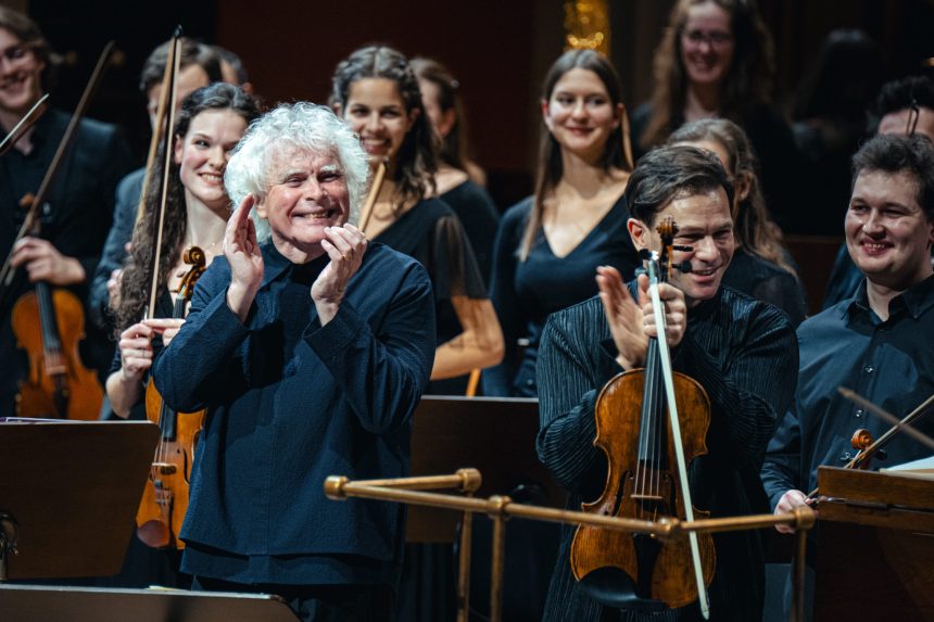 Česká filharmonie: Simon Rattle, 10. prosince 2025, Dvořákova síň, Rudolfinum – Sir Simon Rattle, Amihai Grosz a Česká studentská filharmonie (foto Petr Chodura)