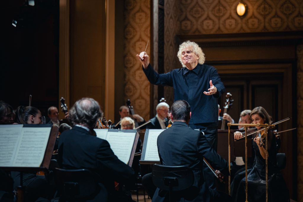 Česká filharmonie: Simon Rattle, 10. prosince 2025, Dvořákova síň, Rudolfinum (foto Petr Chodura)