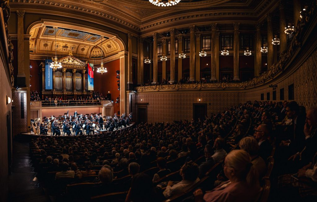 Česká filharmonie: Simon Rattle, 10. prosince 2025, Dvořákova síň, Rudolfinum (foto Petr Chodura)