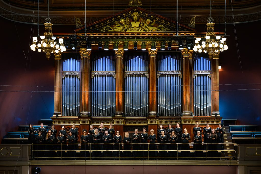 Česká filharmonie: Magdalena Kožená, 17. prosince 2025, Rudolfinum, Dvořákova síň – Pražský filharmonický sbor (foto Petra Hajská)